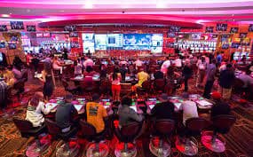 Tampilan antarmuka permainan Jewels of Prosperity dengan grid permainan dan kontrol taruhan